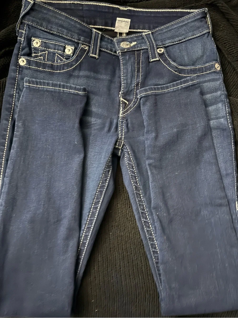True Religion Dark Blue Skinny Jeans with White Stitching.Size 27. Inseam 27in.